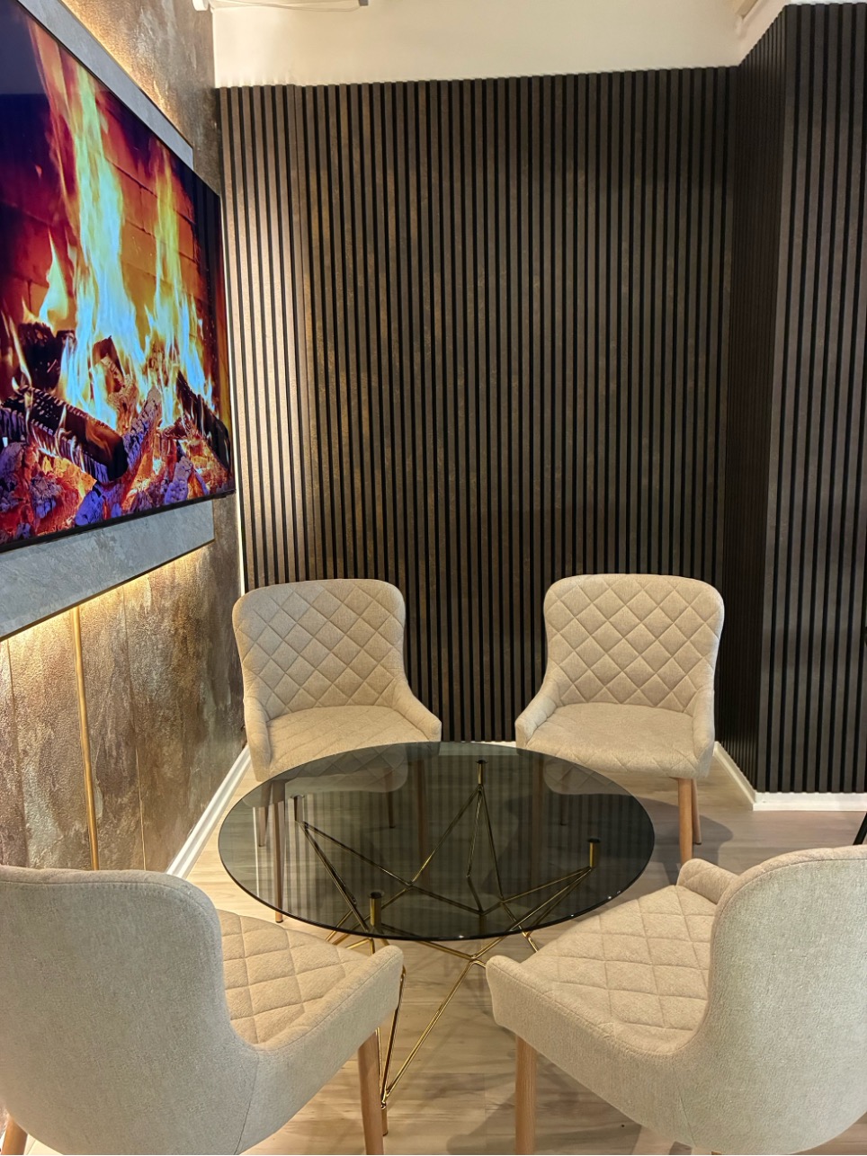 Lounge område med lænestole og pejs