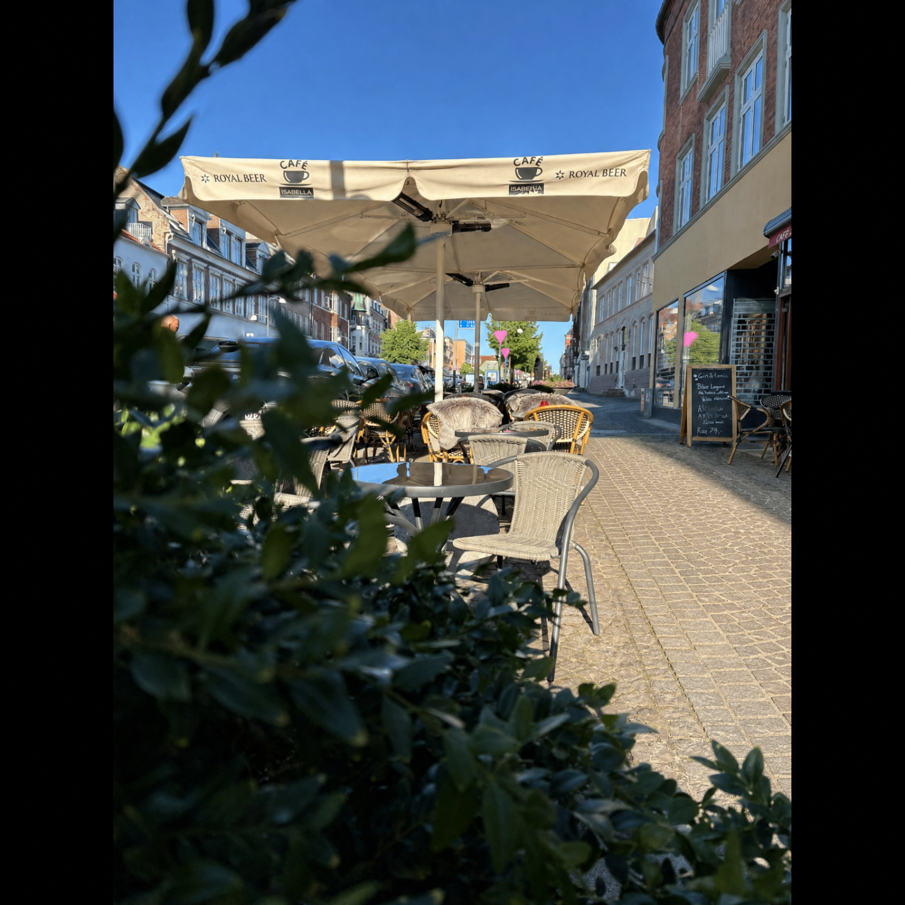 Udeservering på Ahlgade med parasoller