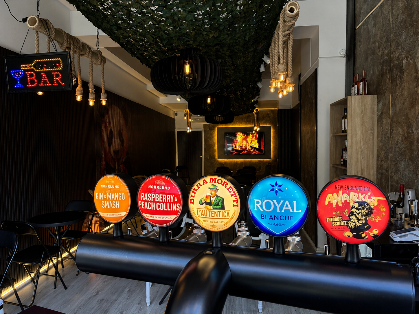 Tap-anlæg og neon BAR skilt
